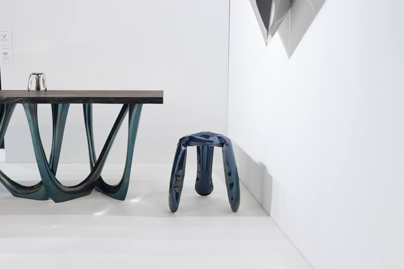 stołek i stół z nogami przypominającymi dmuchane koło do pływania