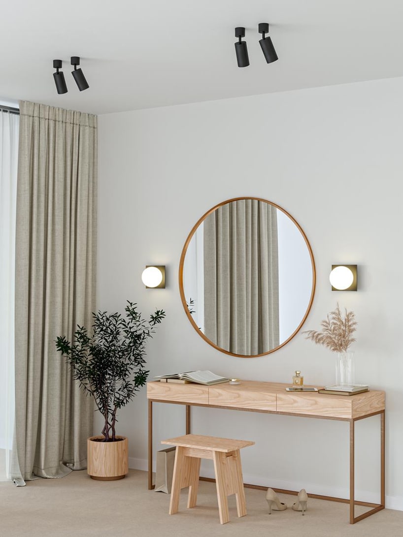 wyjątkowe oświetlenie Modern Ball w szarym salonie z drewnianym stolikiem i stołkiem pod dużym okrągłym lustrem