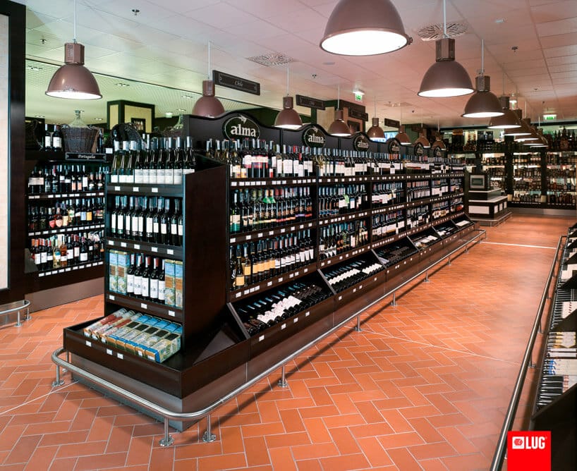 ciemne regały z produktami spożywczymi