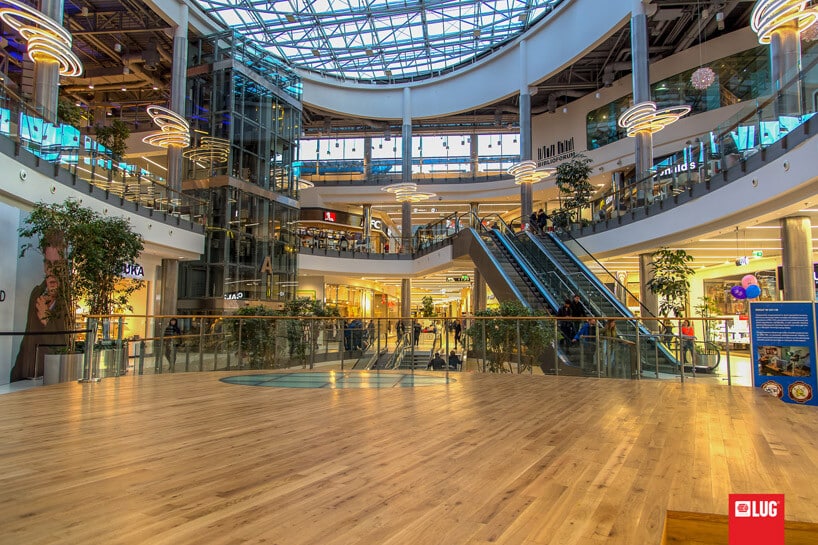 duża galeria handlowa z oświetleniem i ruchomymi schodami