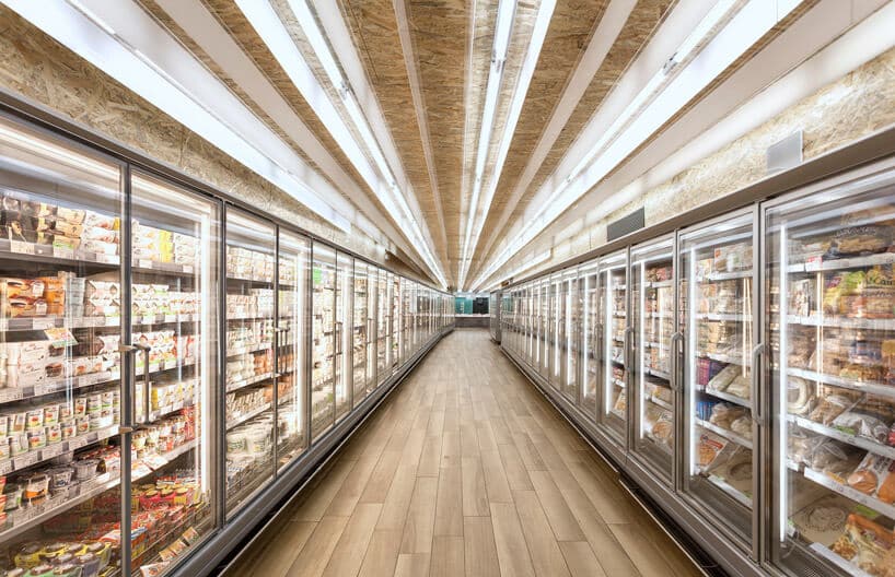szklane lodówki z dużą ilością światła i produktami spożywczymi
