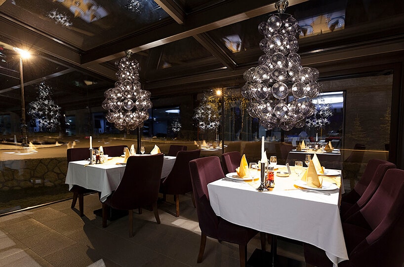 eleganckie żyrandole Prince od Puff-Buff w eleganckiej restauracji
