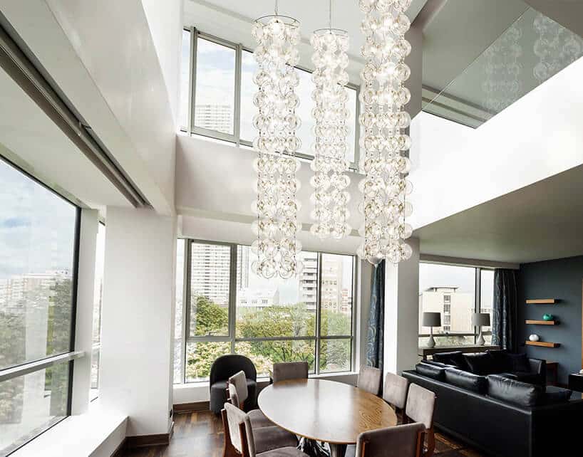 wyjątkowy wysoki żyrandol High Tower od Puff-Buff w nowoczesnym jasnym apartamencie
