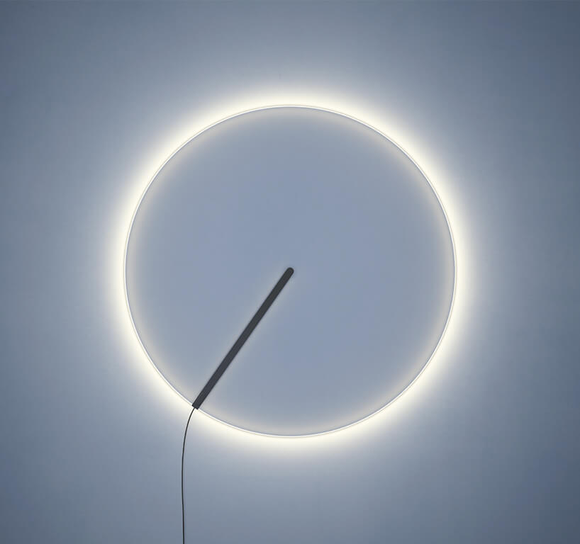 wyjątkowa lampa Guise, Stefan Diez, Vibia biały okrągły świecący pierścień na niebieskim tle