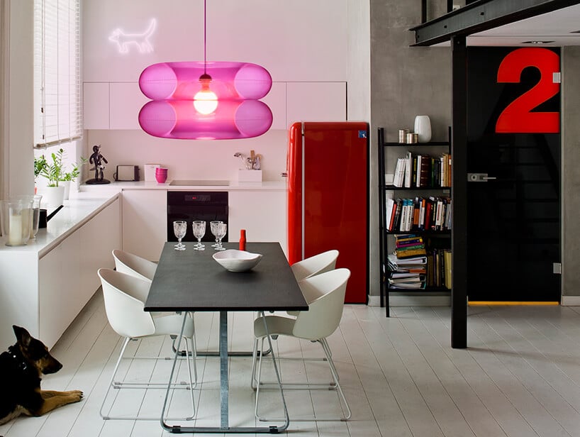 lampa wisząca Big Pink od Puff-Buff w białej kuchni z czerwoną lodówką