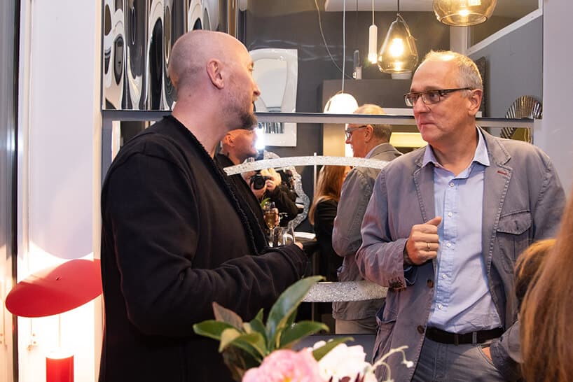 dwóch mężczyzn podczas rozmów na otwarciu Chłodna 11 concept showroomu J&J glass & design