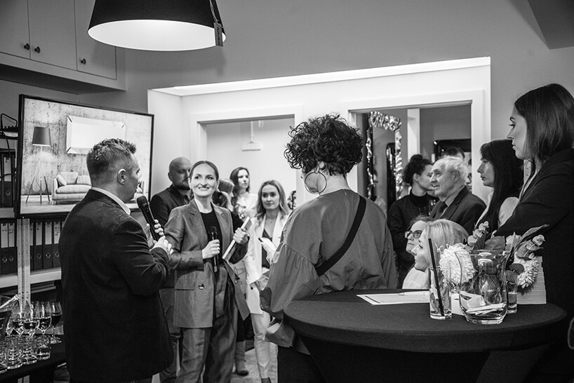 goście podczas rozmów na otwarciu Chłodna 11 concept showroomu J&J glass & design