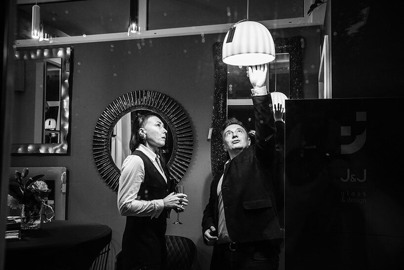 goście podczas oglądania jednej z lamp na otwarciu Chłodna 11 concept showroomu J&J glass & design