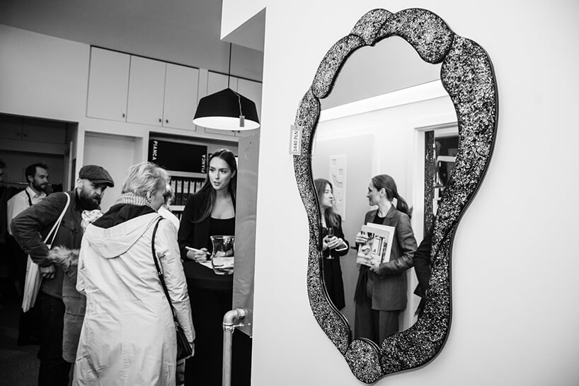 goście odbok wyjątkowego podłużnego lustra na otwarciu Chłodna 11 concept showroomu J&J glass & design