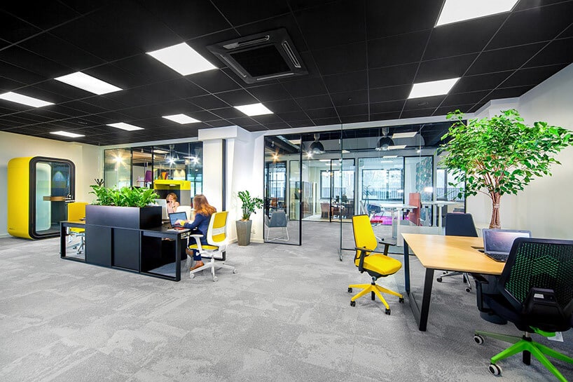 open space z kolorowymi elementami