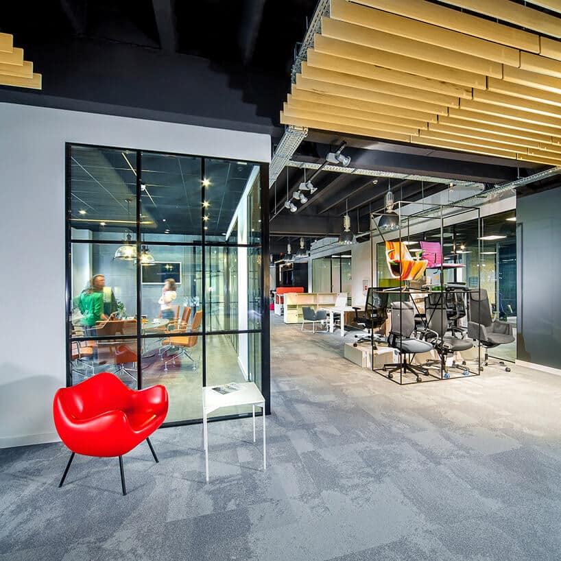 czerwony fotel w open space
