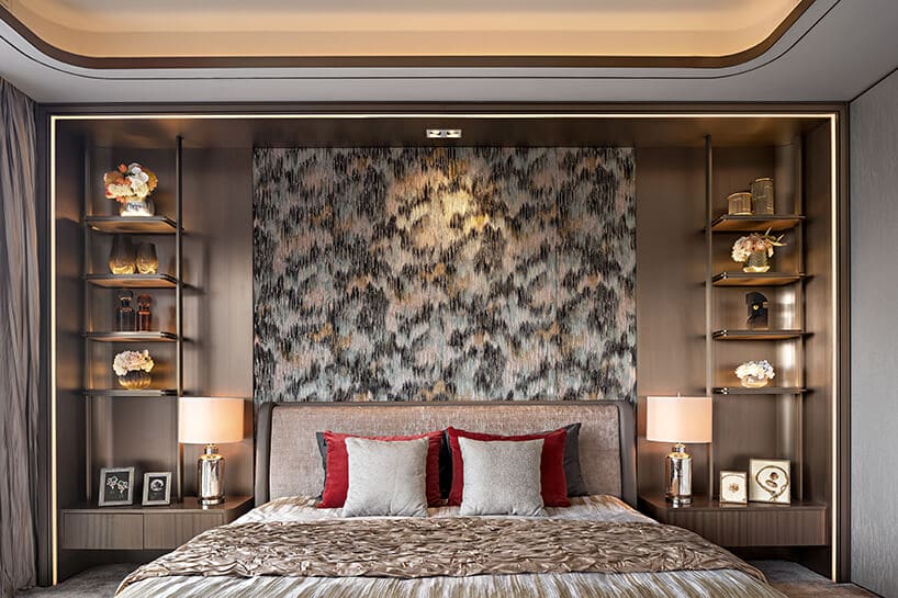 sypialnia w stylu japońskim z wzorzystą tapetą za zagłowiem dużego łóżka z poduszkami