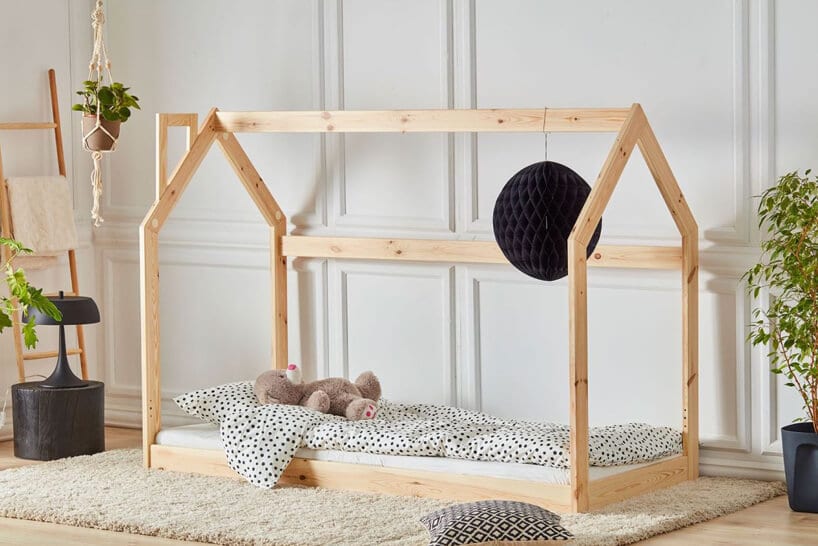 drewniane łóżko dla dzieci w kształcie domku od Adeko Stolarnia