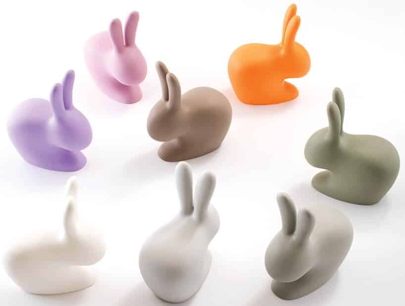 różnokolorowe plastikowe króliki do siedzenia