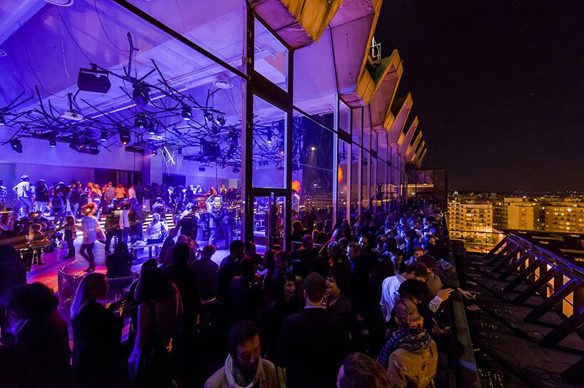 balkon przy oświetlonej sal