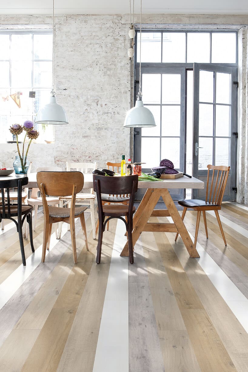 podłoga laminowana Quick-Step o rożnych kolorach desek w jadalni