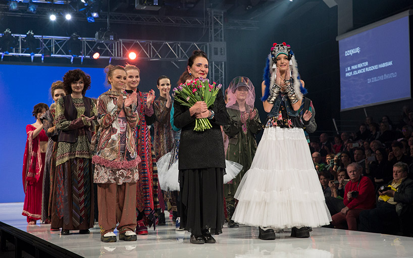 projektantka po pokazie z modelkami