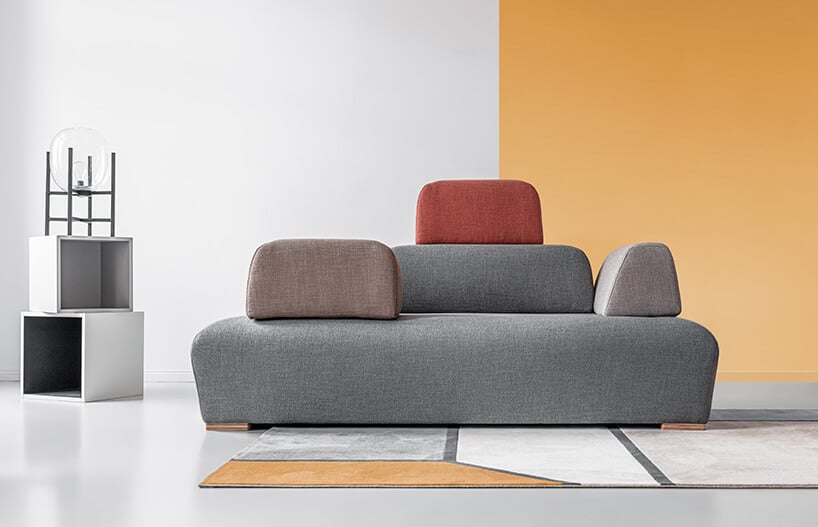 szara sofa od Miuform z dużymi kolorowymi poduchami