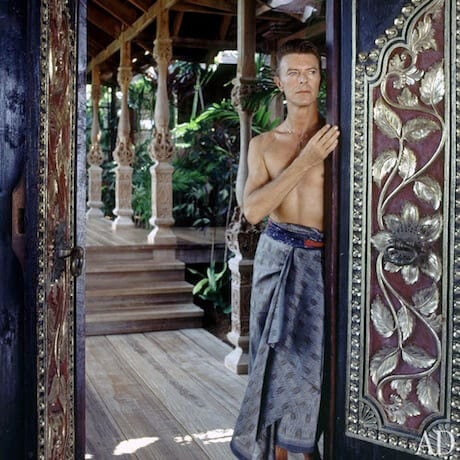 Bowie w drzwiach posiadłości Mustique