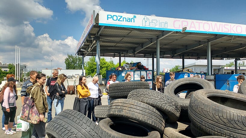 gruba ludzi przysłonięta stertą zużytych opon