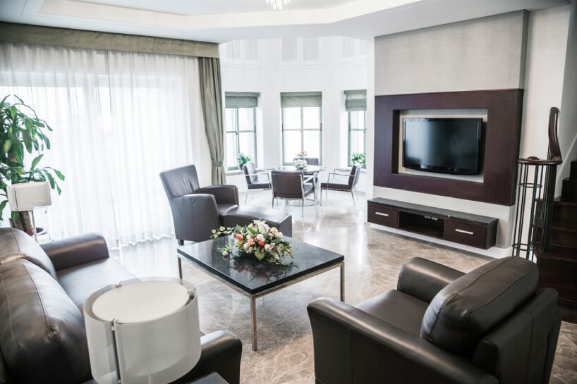 sciana z tv w salonie