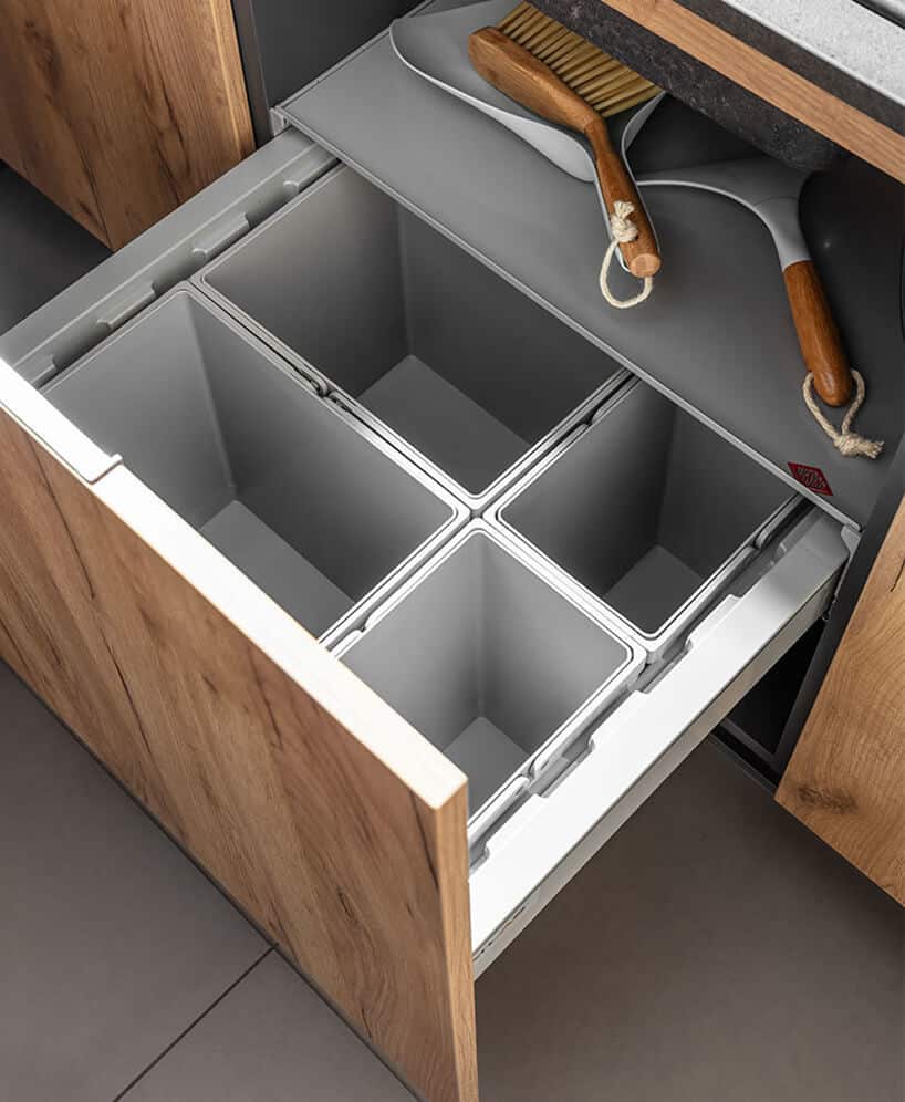 szare pojemniki organizer w głębokiej szufladzie w zabudowie kuchennej