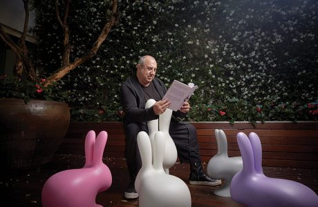 mężczyzna siedzący na plastikowy stołku w kształcie królika - Stefano Giovannoni