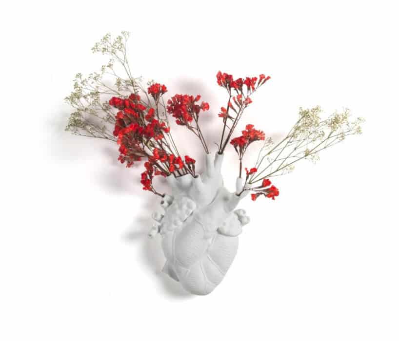 biały wazon LOVE IN BLOOM od Seletti w kształcie organu z włożonymi suchymi kwiatami