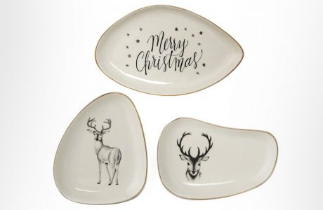 trzy beżowe talerze NOEL o nieregularnych kształtach z motywem renifera i napisem Merry Christmas