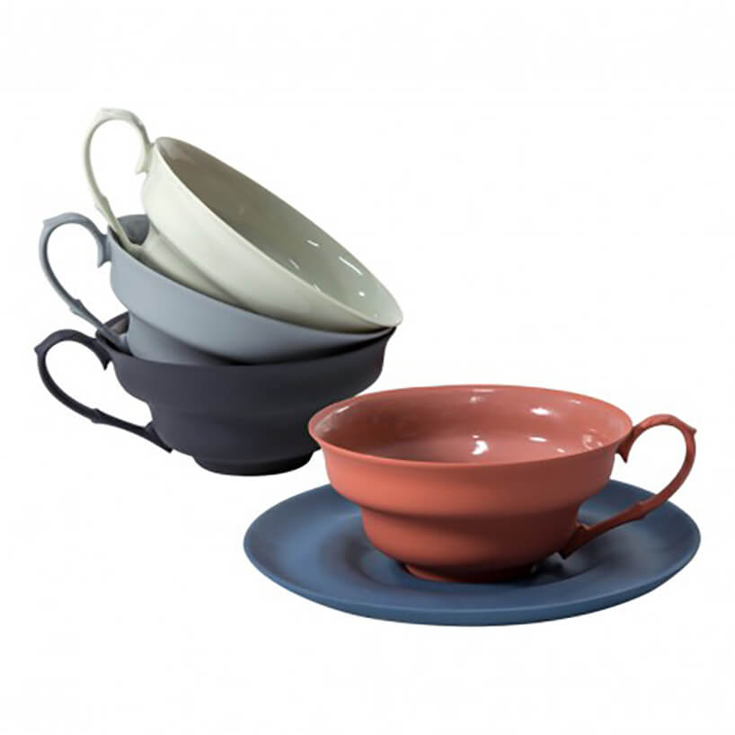 filiżanki porcelanowe w różnych kolorach