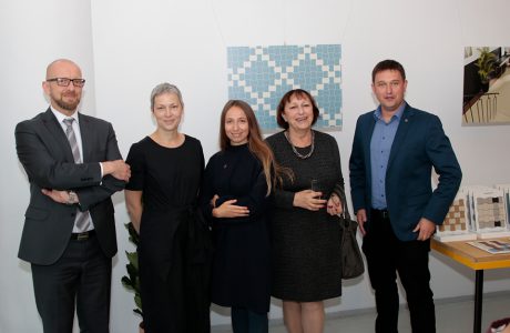 pięć osób podczas prezentacji kolekcji Modernizm od Ceramiki Paradyż