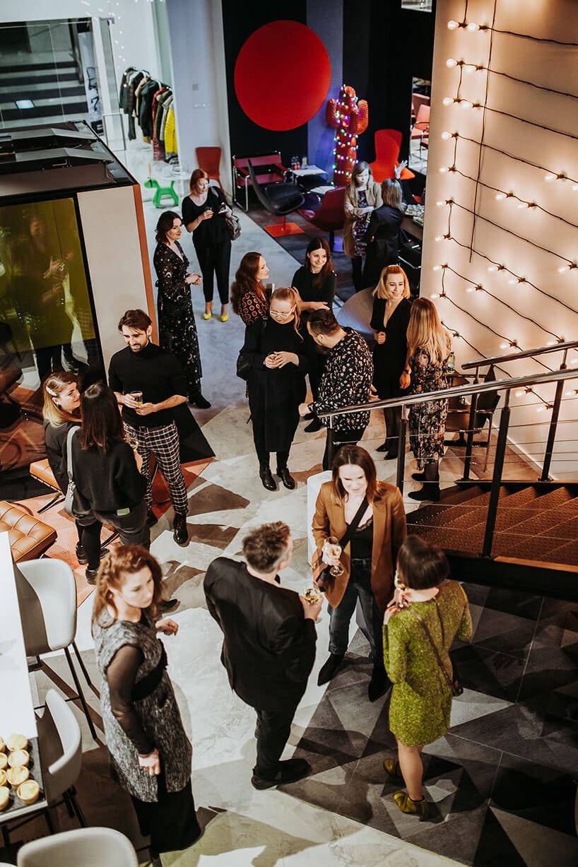 goście w showroomie marki Aqina podczas prezentacji przy metalowych schodach