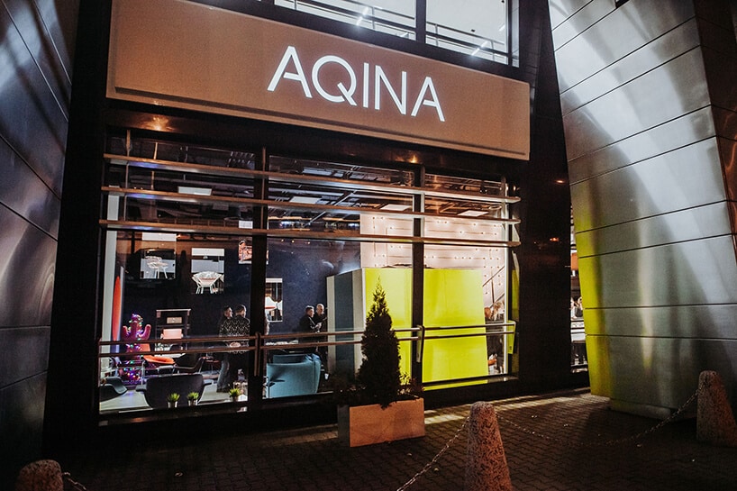 zdjęcie z zewnątrz showroomu Aqina nocą
