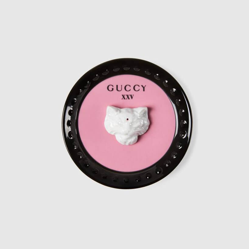 różowe koło z napisem Gucci z białą podstawką na środku
