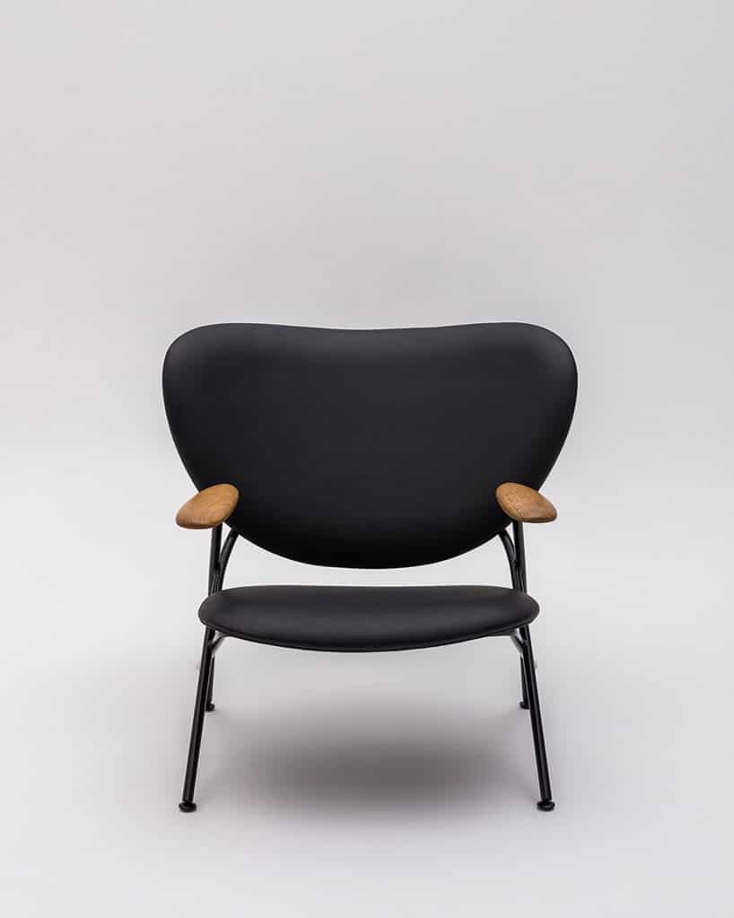 czarne krzesło Calder od Comforty projektu Jana Kochańskiego z drewnianymi oparciami pod ręce