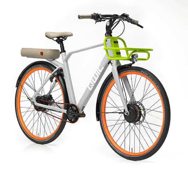 biały rower elektryczny z pomarańczowymi felgami