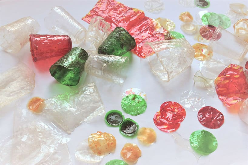 kolorowe pogniecione plastikowe rzeczy