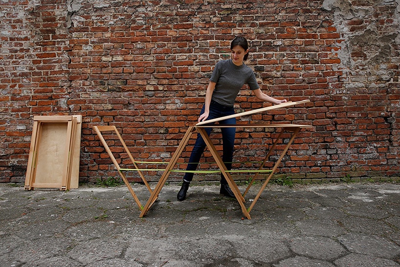 kobieta podczas rozkładania drewnianego stołu
