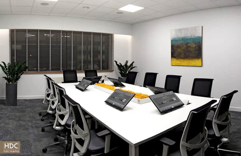 sala konferencyjna z monitorami