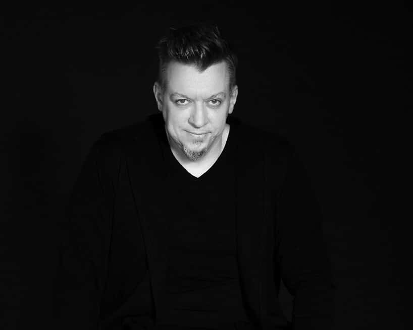 czarno-białe zdjęcie Roberta Majkuta członka jury w konkursu Wnętrze Roku SAW