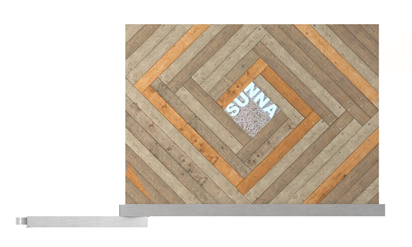 mobilna sauna od MRSatelier lewy bok sauny z drewnianych paneli z logo pośrodku