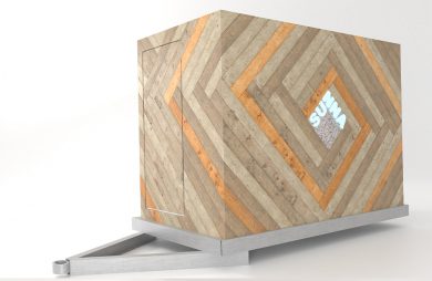 mobilna sauna od MRSatelier bok sauny z drewnianych paneli z logo pośrodku