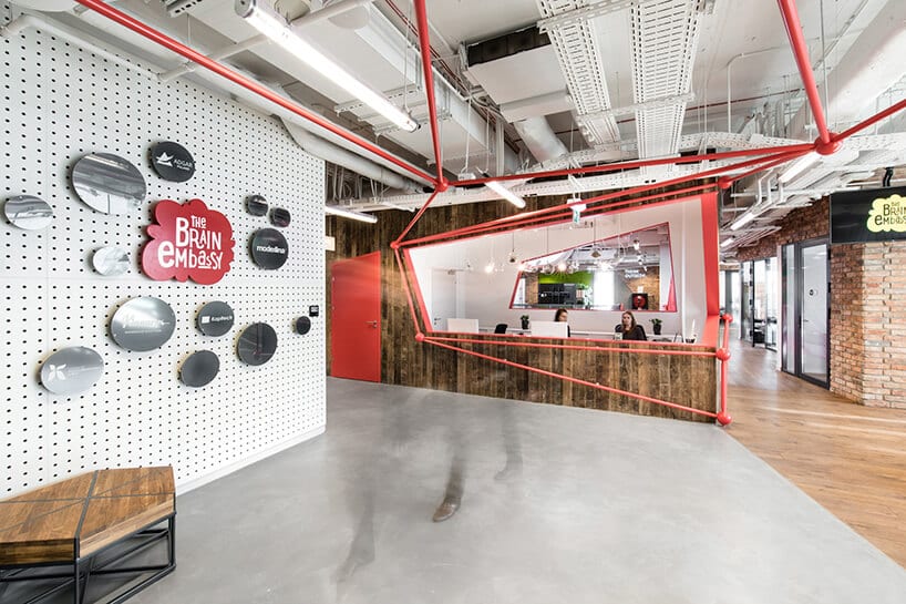 przestrzeń coworkingowa Brain Embassy wyjątkowa recepcja obita drewnem