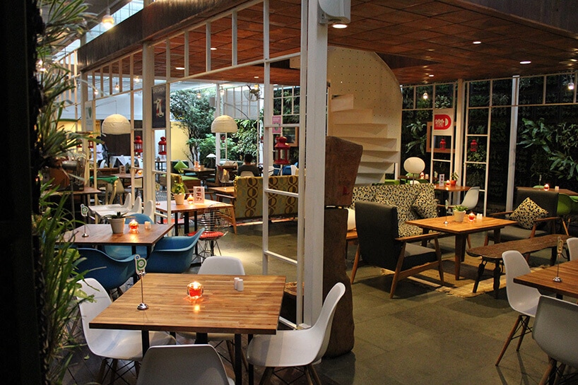 wnętrze restauracji z przytulnymi wygodnymi fotelami