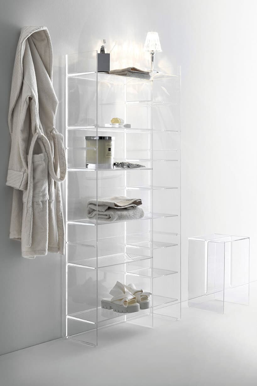 elegancka transparentna szafka i stołek od Kartell by Laufen w jasnym pomieszczeniu