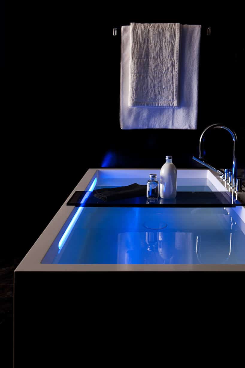 elegancka wanna z czarnym wykończeniem z czarną transparentną półką od Kartell by Laufen