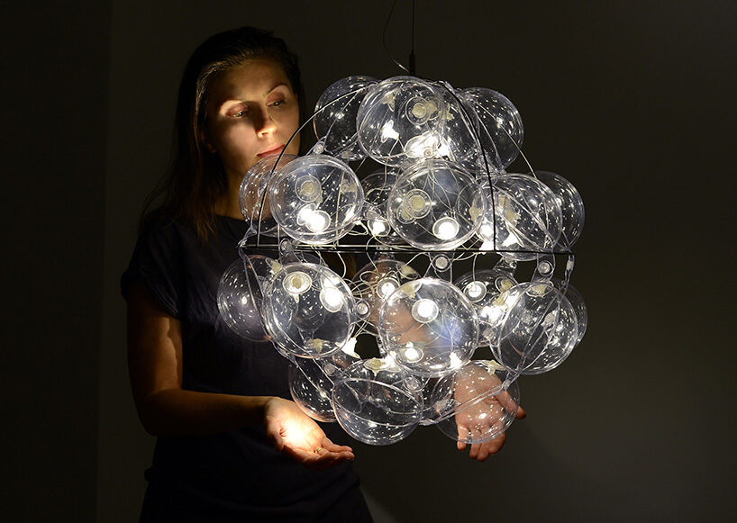pufowa lampa w rękach twórcy