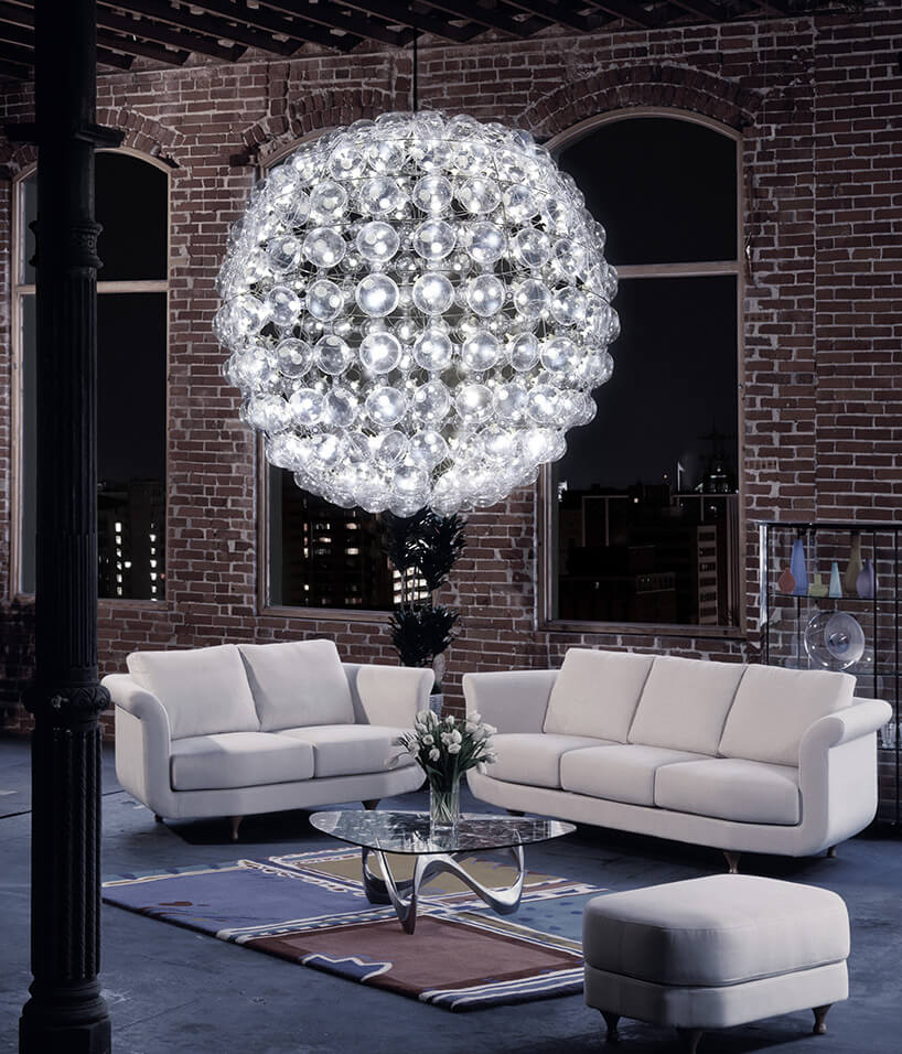 pufowa lampa we wnętrzu loftu