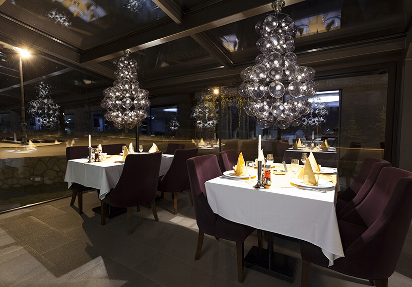 pufowe lampy na aranżacji restauracji