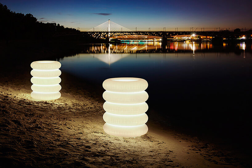 dwie świecące lampy na plaży nocą